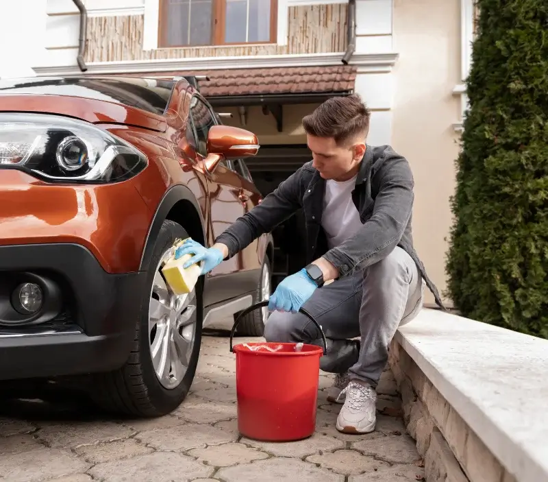 Lavage auto à domicile Cauzac : professionnel intervenant sur un véhicule